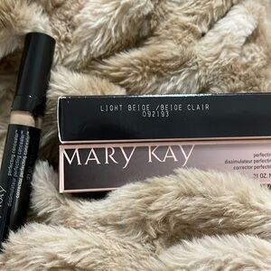 Mary kay
Perfecting Concealer 
Light Beige